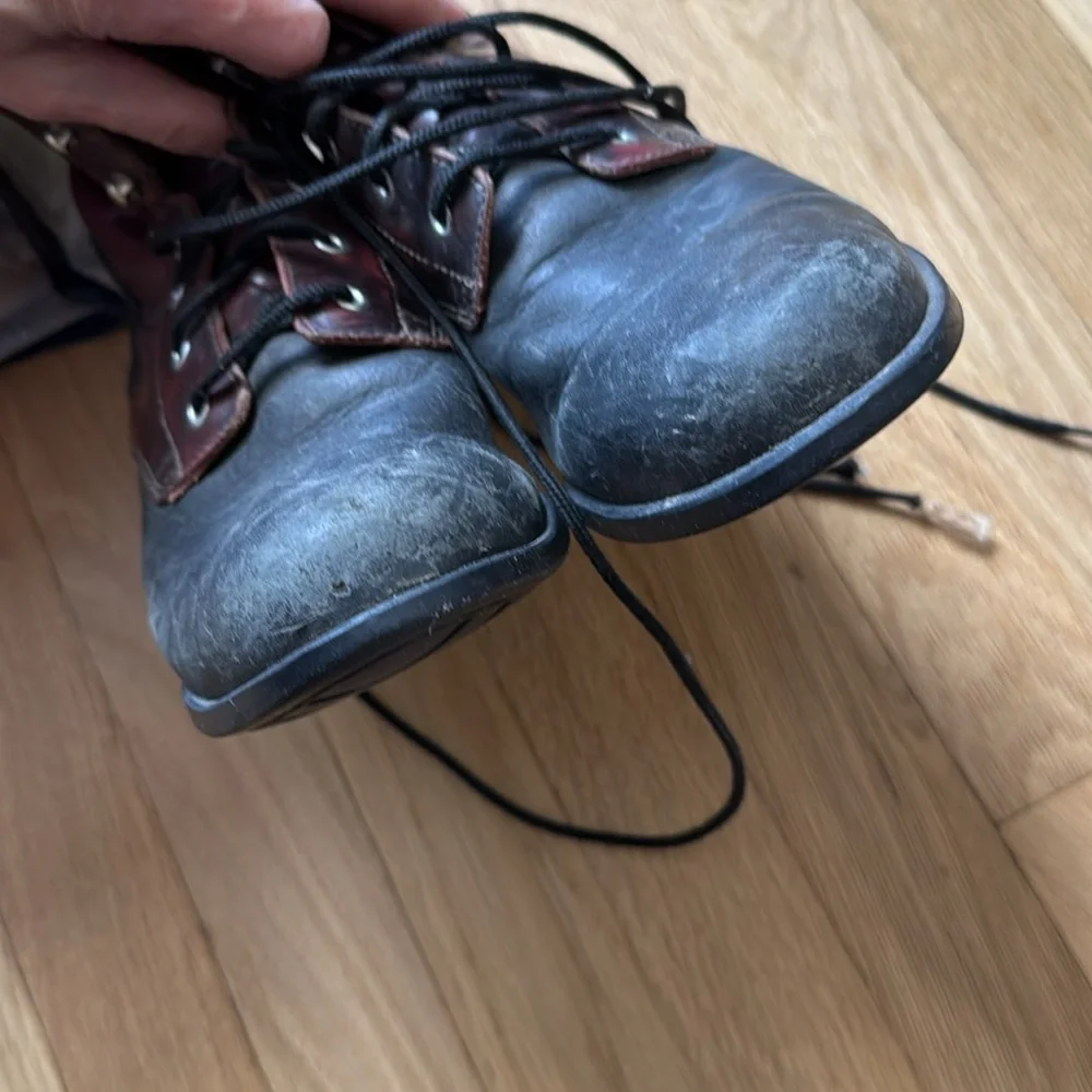 ARIAT black and deep red 8 hole boots - Picture 7 of 7